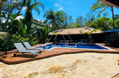 Belíssima casa à venda em condomínio na praia da baleia !
