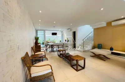 Belíssima casa à venda em condomínio na avenida da praia !