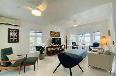 Linda casa em condomínio à venda na avenida da praia !