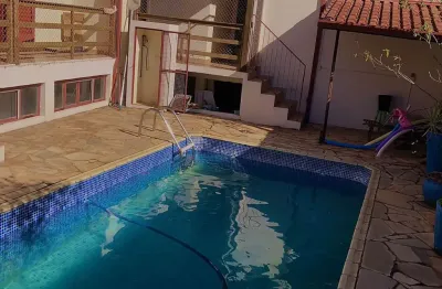 Excelente casa com buffet anexo, entrada independente.