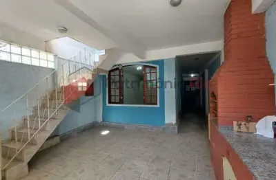 Casa três quartos, vaga coberta em condomínio fechado em irajá