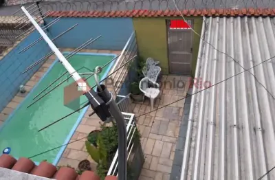 Casa linear - 2 quartos - vaga de garagem - piscina - condomínio fechado - Irajá