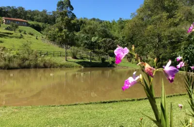Sitio bem localizado com lago com linda infra estrutura na região das adegas