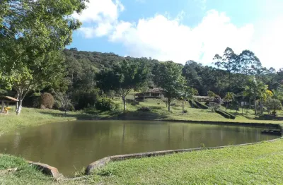Bem localizado lindo sitio com lagos e tudo muito bonito em região alto padrão