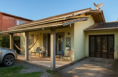 Bela casa, ótima localização, aproximadamente 150 metros da praia