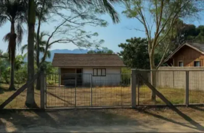 Casa em ótima localização no centro da vila da glória, próximo aos comércios e estruturas públicas. tamanho adequado.