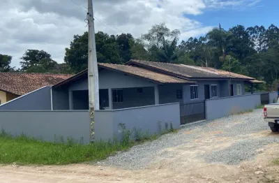 Casa em ótima localização no centro da vila da glória, próximo a serviços essenciais.