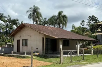 Casa de alvenaria bem localizada em rua pavimentada próximo a serviços essenciais.