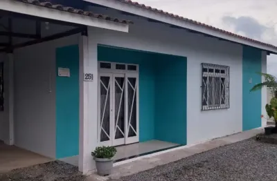 Ótima casa bem localizada em região tranquila para quem busca paz, energia que renova e contato coma natureza.