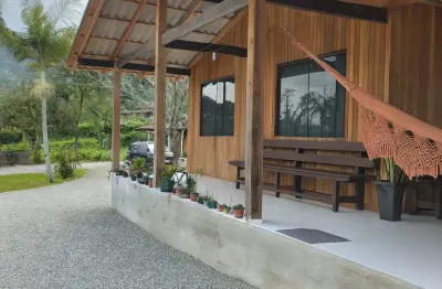 . casa nova, recém-construída, com estrutura em madeira angelim pedra, conhecida pela sua alta durabilidade, resistência e beleza natural.