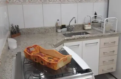 Ótimo apto. de 3 dorms reformado e mobiliado, quadra da praia