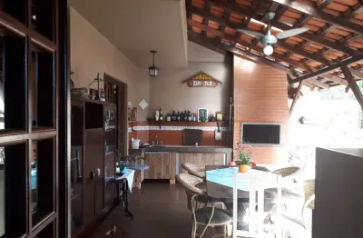 Casa de alto padrão no xaxim.
ótima localização,  segurança,  conforto.
