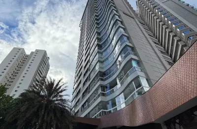 Lindíssimo apartamento , decorado no Edifício Casa Batló em andar alto
