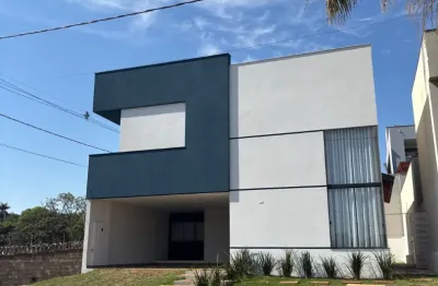 Ampla Casa com 3 suítes no condomínio Royal Forest para locação !