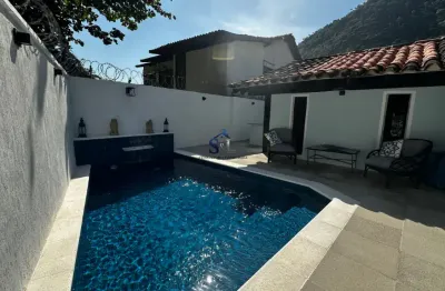Exclusividade e natureza no joá: casa de alto padrão em condomínio com 5 quartos.