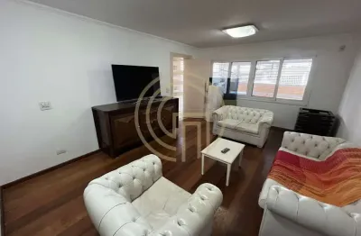 Sobrado elegante de 460m² com 5 suítes e área gourmet no interlagos
