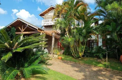 Condomínio completo, toda em madeira massaranduba, paisagismo com varanda, suíte máster com hidromassagem, closet... agende uma visita agora mesmo!