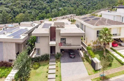 Deslumbrante e super moderna, com uma área externa impecável, acabamentos perfeitos, suítes com closets e armários planejados