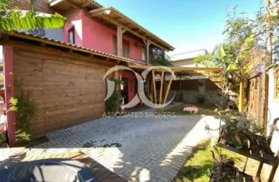 Excelente casa -   novo campeche,  170 m2, 2 dormitórios, pátio, garagem,   rua de rápido acesso, s