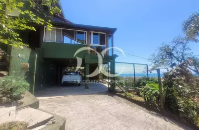 Ótima casa na praia da armação com grande área privativa e terreno amplo, localização provilegiada.