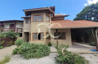 Ampla casa individual de 2 pavimentos e 4 dormitórios à venda com extenso terreno de  217 m2 em óti