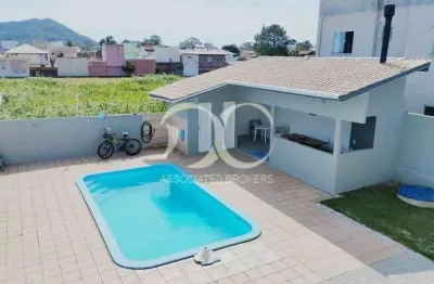 Casa em amplo terreno, próximo a praia. terreno muito ensolarado. 230 m2 de área construída, garage