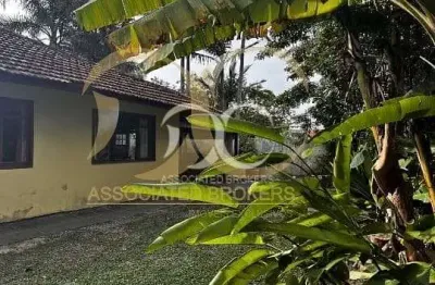Casa térrea ampla, a beira praia campeche. ampla, 6 dormitóriros, pátio amplo. excelente localizaçã