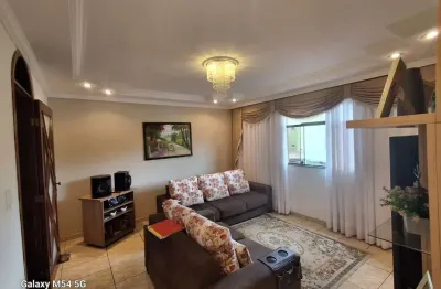 Casa à venda na Rua José Marini de Souza, Santa Lúcia, Juiz de Fora