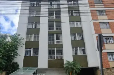 Alto padrão na rua santo antônio — 3 quartos com suíte e varanda, ao lado do parque halfeld!