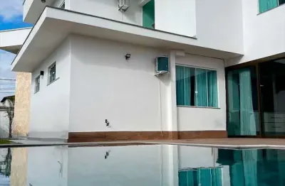 Viva com conforto: casa 4 quartos, piscina e jardim no Condomínio Spina Ville II (Rua José Pina, Juiz de Fora)