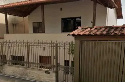 Casa duplex com 2 quartos (1 suíte), ampla área externa e garagem para 3 carros — tranquilidade perto do centro!