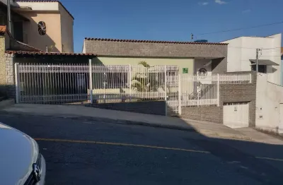 Casa de 3 quartos com varanda e garagem para 2 carros