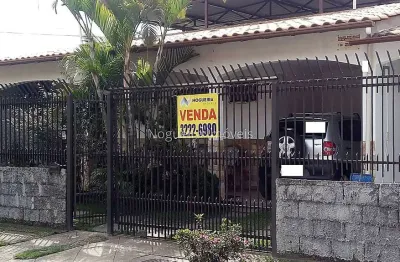 Casa com 3 quartos à venda na Rua Poeta Célio Grunewald, Nova Benfica, Juiz de Fora