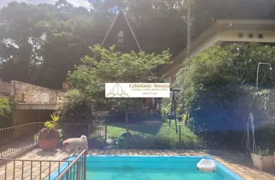 Casa dúplex com 4 dormitórios, suite de hóspede, piscina e vista para as montanhas