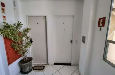 Apartamento reformado e com garagem coberta no residencial chácara das flores ii