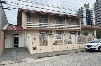 Casa com 3 dormitórios à venda, 230 m² por r$ 1.300.000 - roçado - são josé/sc