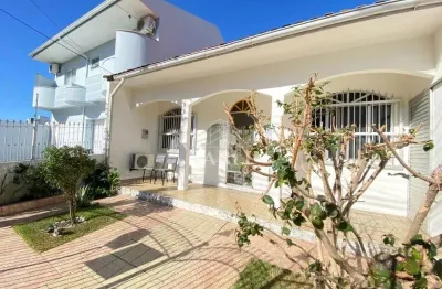 Casa, com 3 dormitórios, com 4 vagas de garagem, de 211 m² Barreiros - São José
