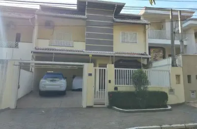 Sobrado à venda em excelente estado 4 qtos c armários, piscina, lazer
