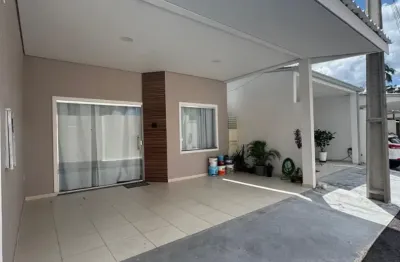 Alugo linda casa com 3 quartos sendo uma semi suite e uma suite