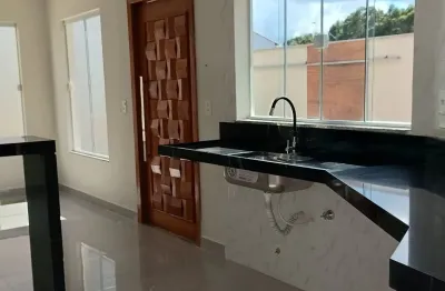 Casa com projeto moderno, sol da manhã, frente para área de preservação.