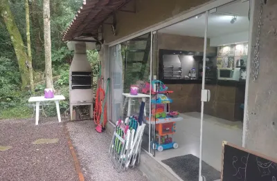 Sobrado triplex semi mobiliado em condomínio fechado. próximo a igreja e comércios
