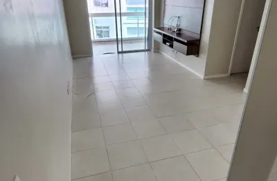 A melhor coluna de 2 quartos do prédio com vista para piscina e colégio abel e o menor condomínio e iptu.