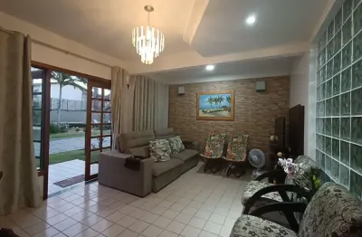 Casa duplex com 2 suítes, 300 metros da praia à venda!