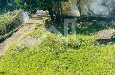 Charmosa casa com 2 quartos, sala com pé-direito alto que garante amplitude e luminosidade, cozinha funcional, banheiro social, pequena lavanderia e garagem com espaço para carro e moto.