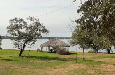 Sitio de porteira fechada nas margens do lago do rio manso