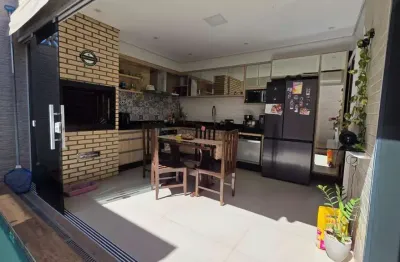 Casa com piscina em condomínio fechado no condomínio rubi em várzea grande