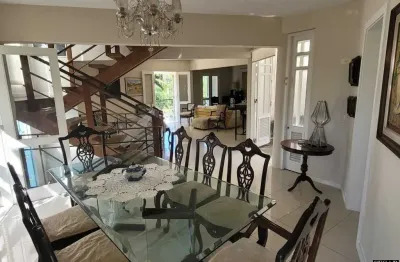 Casa com 04 quartos, na área nobre de vargem grande.
