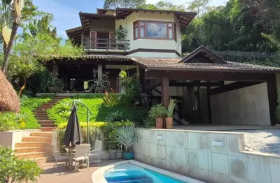 Casa alto padrão, 04 suítes,  em condomínio sofisticado localizada na área nobre de Vargem Grande, Rio de Janeiro, RJ.