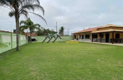 Linda casa de esquina com quintal amplo em araruama