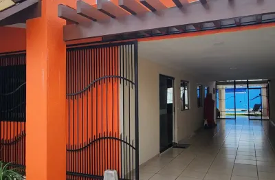 Belíssima casa com 200 m² com 3/4 sendo duas suítes, reformada em satélite.
